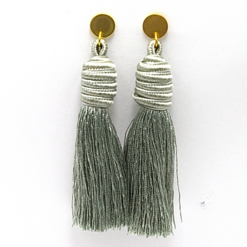 Oorbellen satijndraad kwast grijs met gouden steker