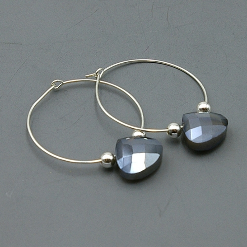 Oorbellen creolen dun met facet hartje grijs