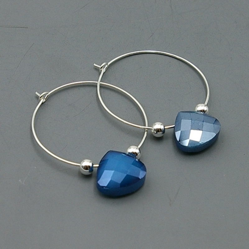 Oorbellen creolen dun met facet hartje blauw