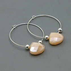 Oorbellen creolen dun met facet hartje beige