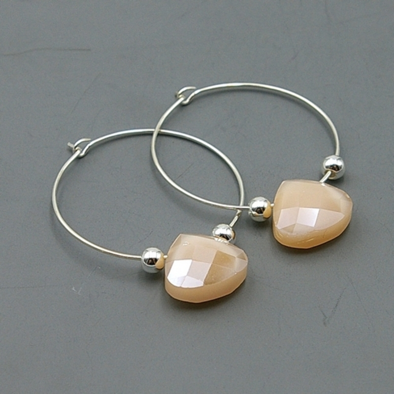 Oorbellen creolen dun met facet hartje beige