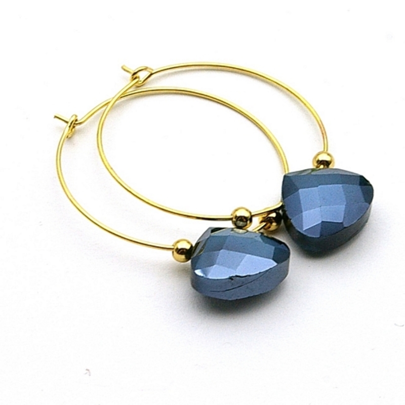 Oorbellen creolen dun met facet hartje donkerblauw