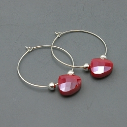 Oorbellen creolen dun met facet hartje rood