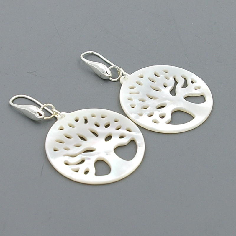 Oorbellen mother of pearl levensboom champagne met zilver haakje