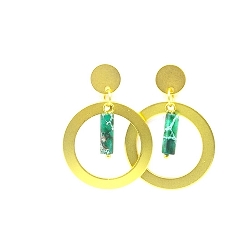 Oorbellen metaal goud open ring met halfedelsteen staafje groen