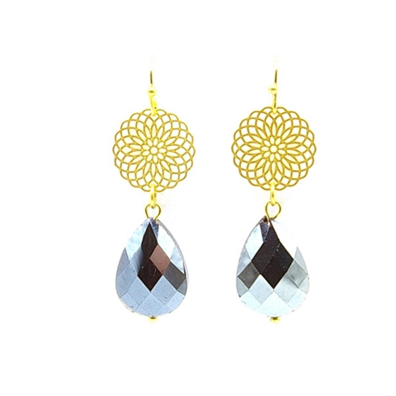 Oorbellen metaal goud filligrain plaatje met facet geslepen druppel donkerblauw