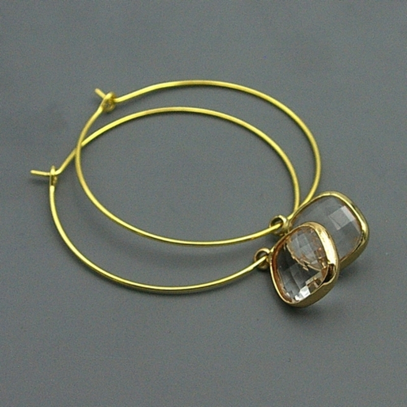 Oorbellen creolen dun goud met vierkant facet hanger