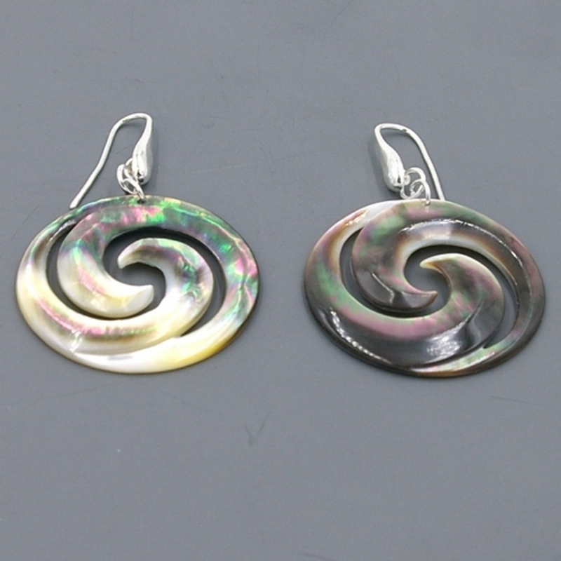 Oorbellen mother of pearl swirl grijs