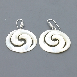 Oorbellen mother of pearl swirl champagne met zilveren haakjes