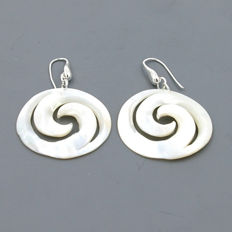 Oorbellen mother of pearl swirl champagne met zilveren haakjes