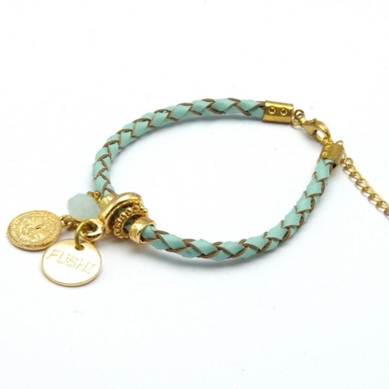 Armband gevlochten natuurleer met verguld goud bedels