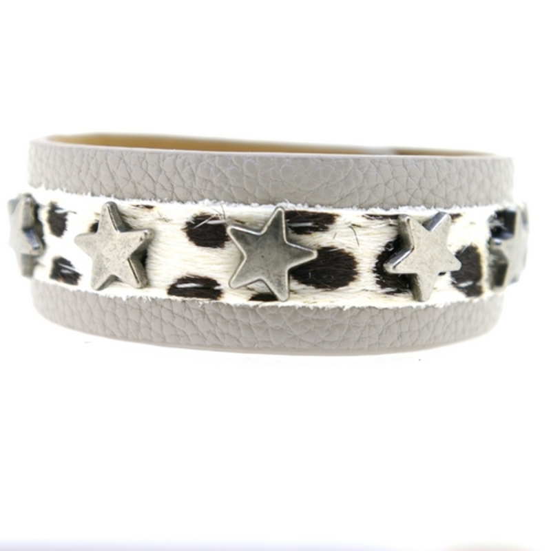 Armband leather look met bontje en metalen sterren